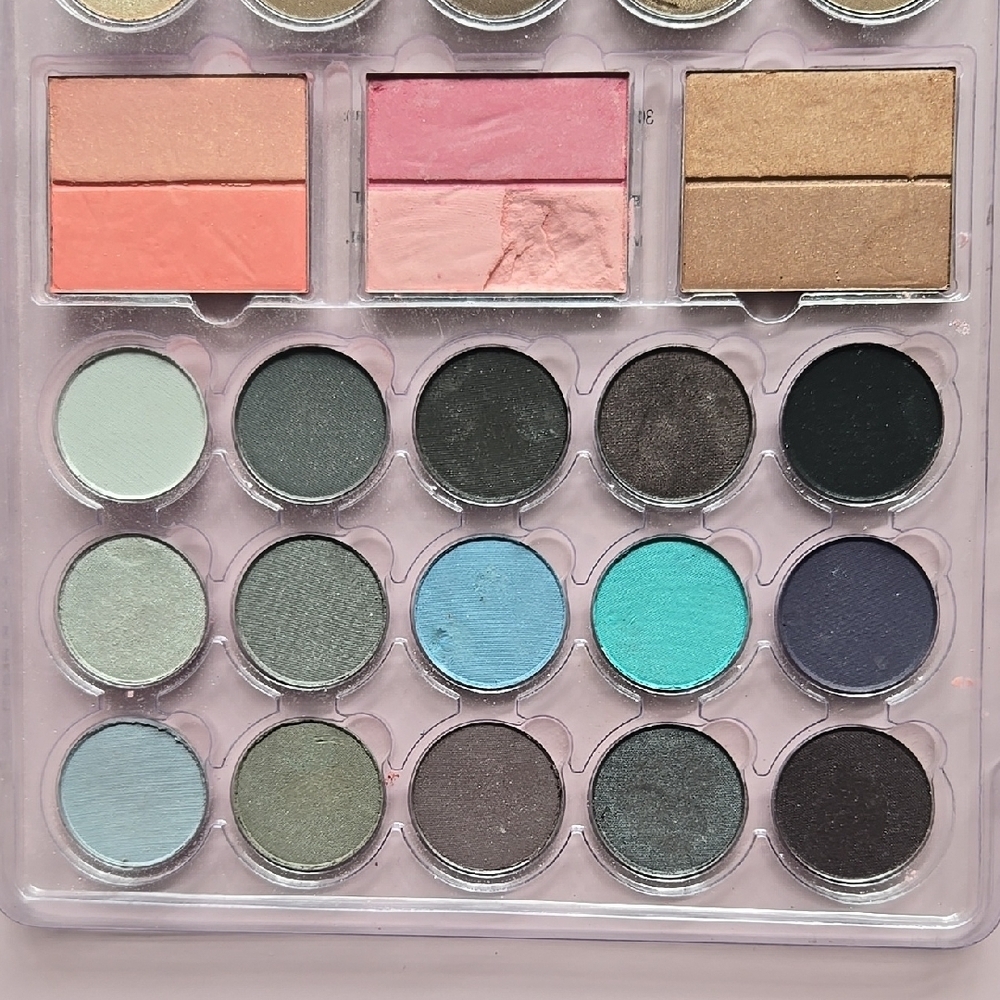 "The Color Workshop" brand Makeup palette. Very large variety of Shades! - Picture 8 of 10